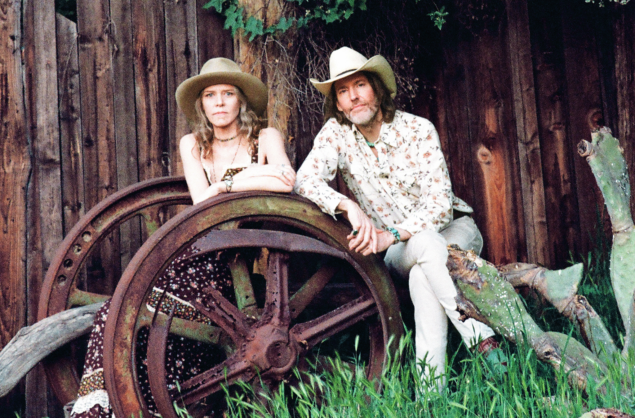 Gillian Welch (left) and Dave Rawlings. Photo by Henry Diltz.