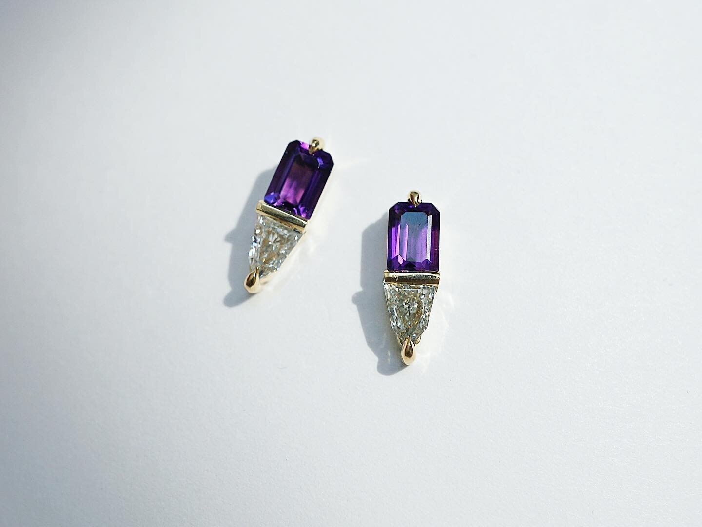 Candy studs 🍬 sweet amethyst and brilliant bullets, set in buttery yellow gold, honored to be commissioned and to create these for family.
💜 @marchstephanie