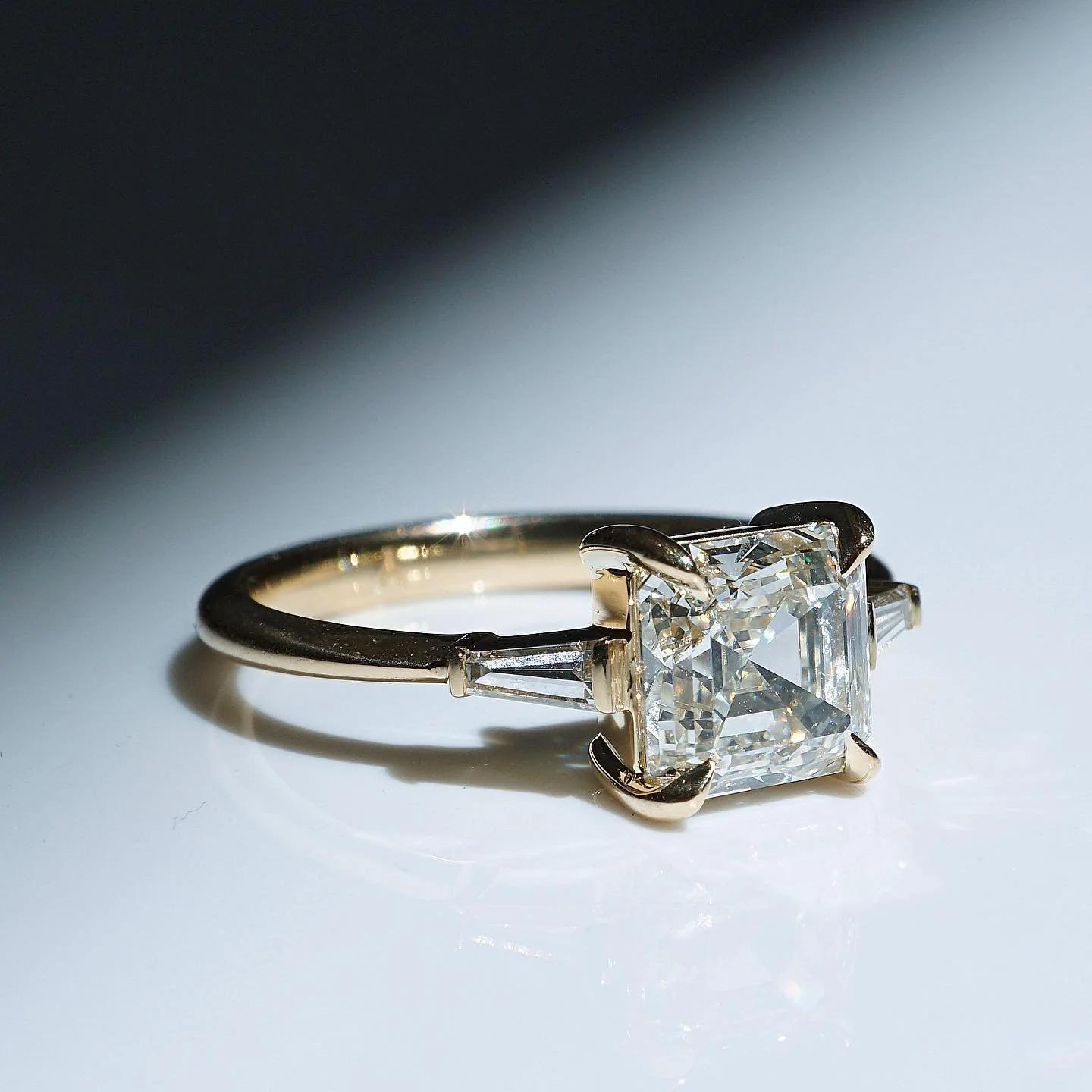 A majestic asscher for a magnificent couple! Repurposing heirloom baguettes into this modern gem.

Loads of love @chris.astrouski 🤍 @thecuriousfrolicker