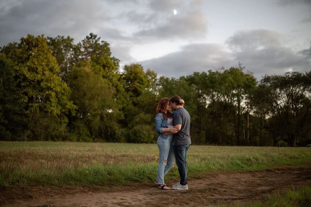 The moon was a paid actor 🌙
.
.
.
.
.
.
.
.
.
.
#rochesterny #rochesternyphotographer #upstatenyphotographer #flxweddingphotographer #rochesterntweddingphotography #flxwedding #fallphotography #fallphotoshoot #couplesgoals #couplesphotography #coupl