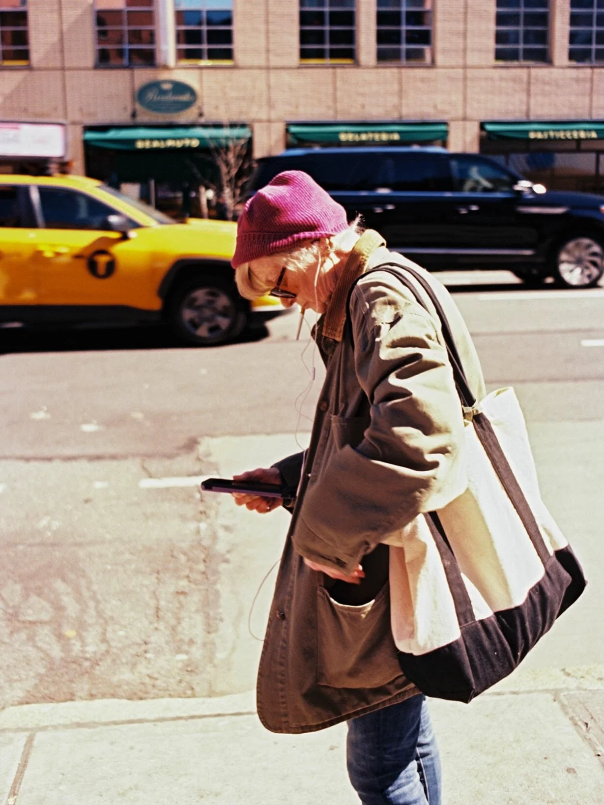 🎞️ people on film 

#35mm #35mmstreetphotography #womenwhoshootfilm #pvmondaytobehuman @photovogue