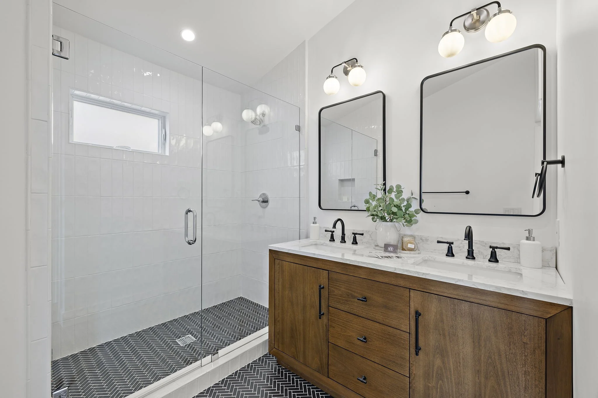 14-web-or-mls-684 Seaview 14.jpg