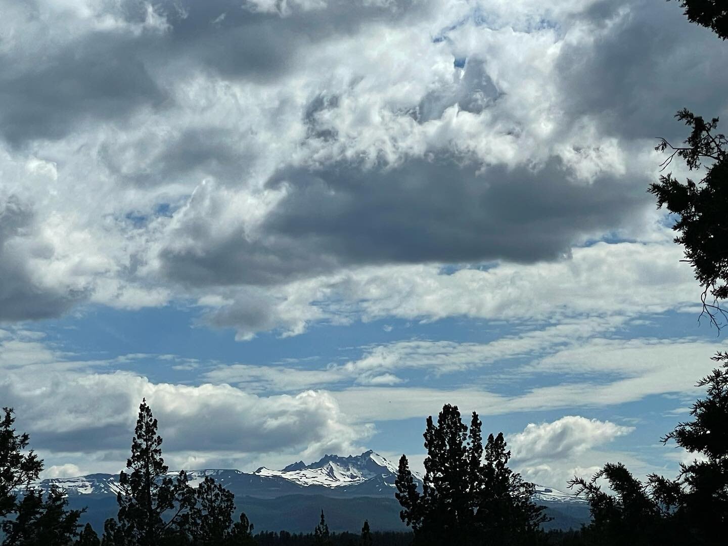 Broken Top on a perfect summer day!
.
.
.
#nevergetsold #summer2022 #pnw #pacificwonderland #pnwonderland #cascades #cascadia #cascadiaexplored #traveloregon #visitcentraloregon #visitbend #brokentop #sisterscountry #highdesert #mountainview #farmlif