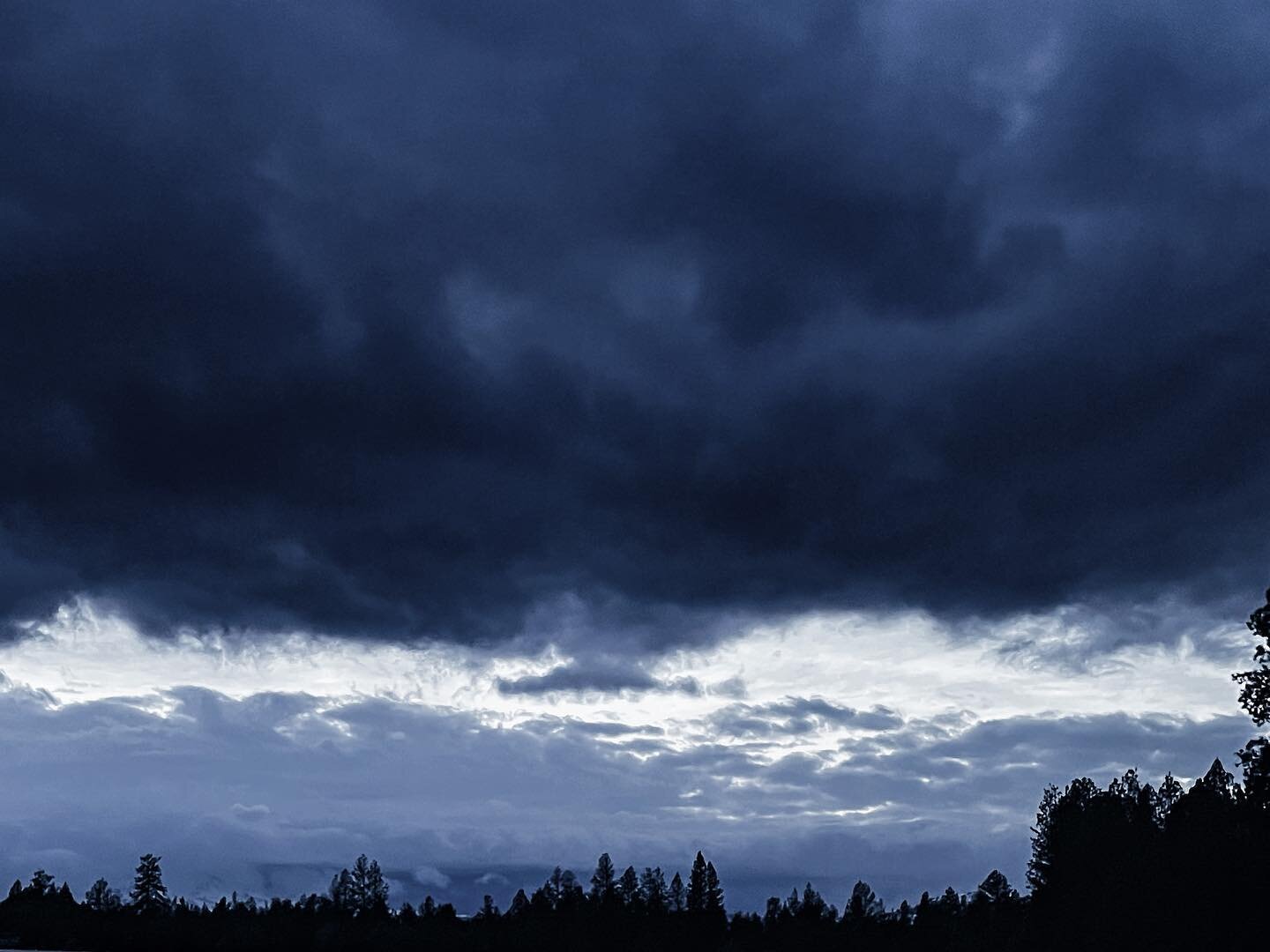 Storm&rsquo;s rolling in!
.
.
.
#cascadia #cascadiaexplored #winterstorm #winterevening #winter2022 #highdesert #sisterscountry #bestofbend #centraloregonlife #cascademountains #lifeisgood #dontforgetthedog