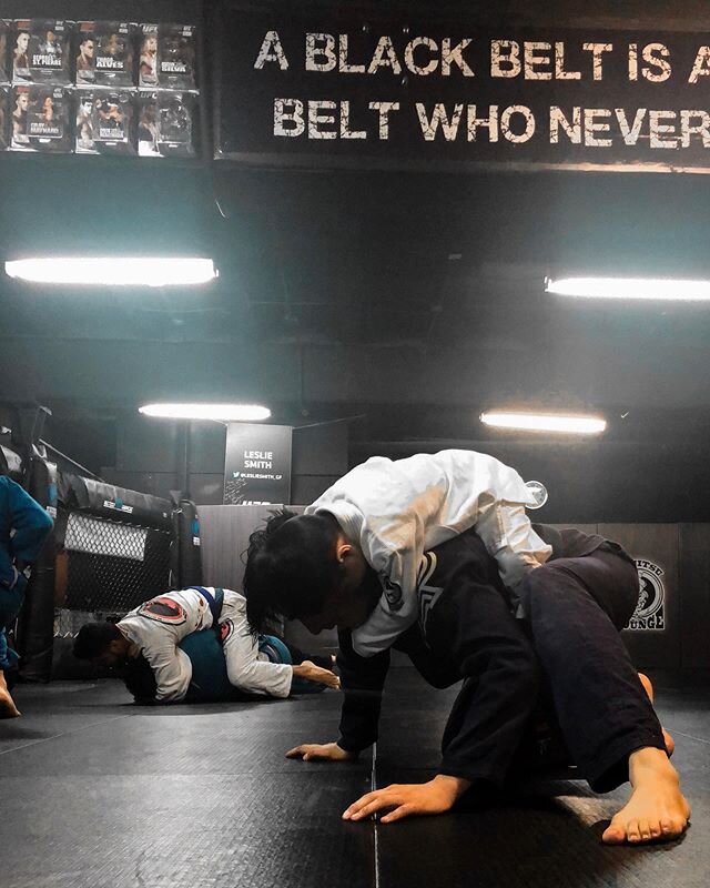 Father &amp; Son training #albinoandpreto #creativetransitions #asgbjj #albertoserranojiujitsu #albertoserranoteam #shoyoroll #bjj #jiujitsu #renzograciemexico