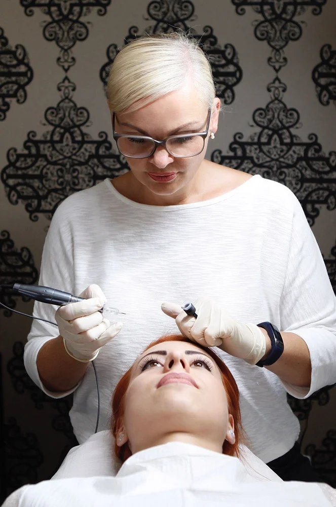 Ariane Garzareck ist staatlich geprüfte Kosmetikermeisterin und Visagistin und praktiziert die Methode des Permanent Make-ups bereits seit fast 20 Jahren. Lassen Sie sich von Ariane Garzareck persönlich oder einer qualifizierten Mitarbeiterin behandeln.