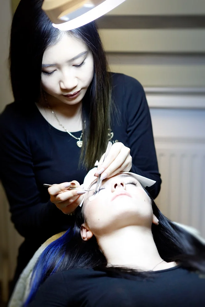 Unsere Lashes-Profis beraten und behandeln Sie mit viel Erfahrung, ruhiger Hand und Ausdauer. Durch ständige Weiterbildung schulen sie sich in den neuesten Techniken, Trends und Materialien. Sie sind in besten Händen!