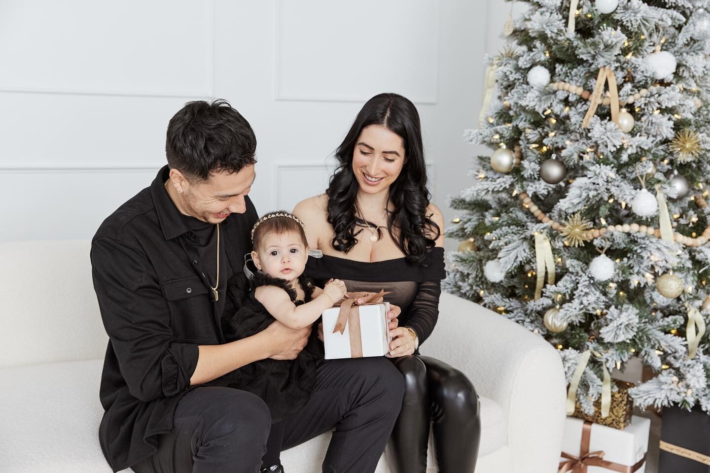 ✨Christmas Magic is in the air 🤍
.
.
.
#portraitphotography #torontolifestylephotographer
#gtafamilyphotographer #torontoportraitphotograph
#torontomaternity
#torontofamilyphotographer
#torontomaternityphotographer
#lifestylefamilyphotography #toron