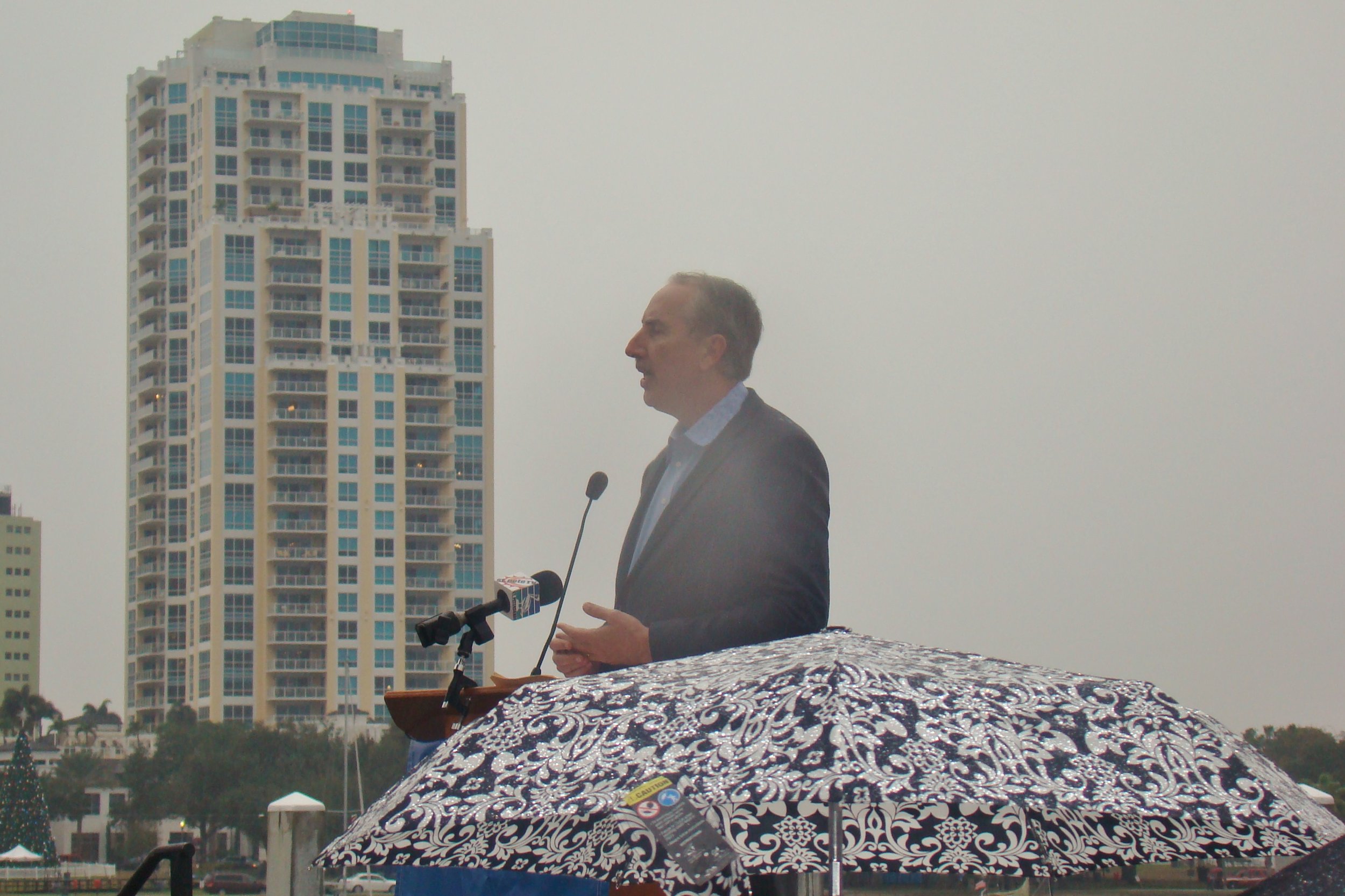 Former Mayor Rick Baker addressing crowd in rain, 1 Jan '14.JPG