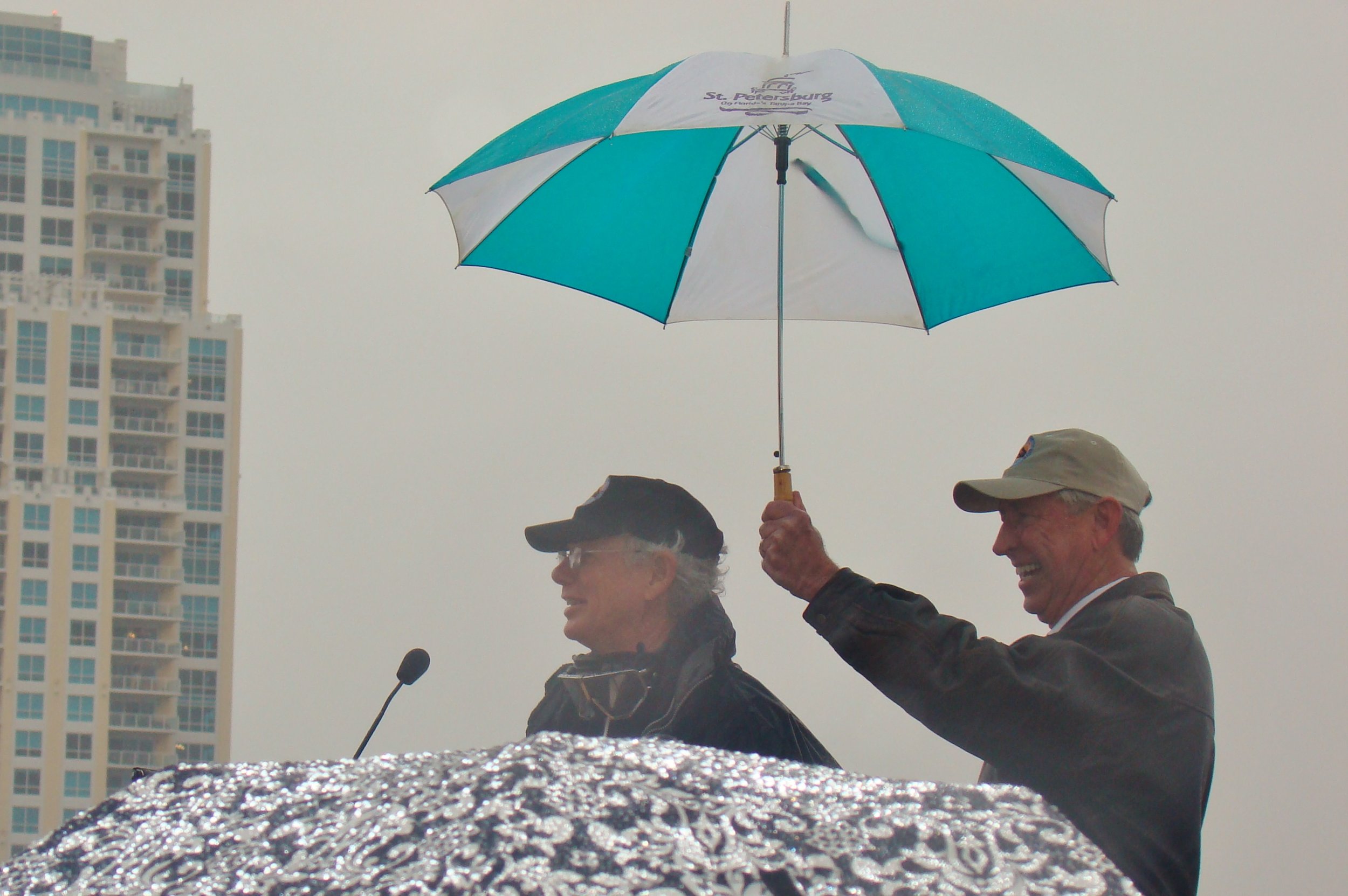 Will Michaels holding umbrella for Eddie Hoffman in rain, 1 Jan '14.JPG