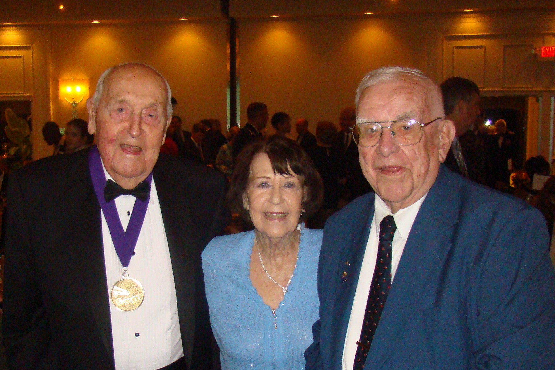 Sir Lenox Hewitt, Ruth Newton & Bob Cutler @ Banquet, 5 Nov '09.JPG