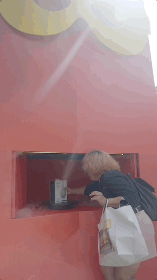 comic con woman 2.gif