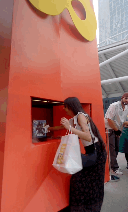 comic con woman 3.gif