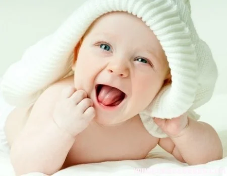 Bebe-feliz-despues-de-la-ducha.jpg