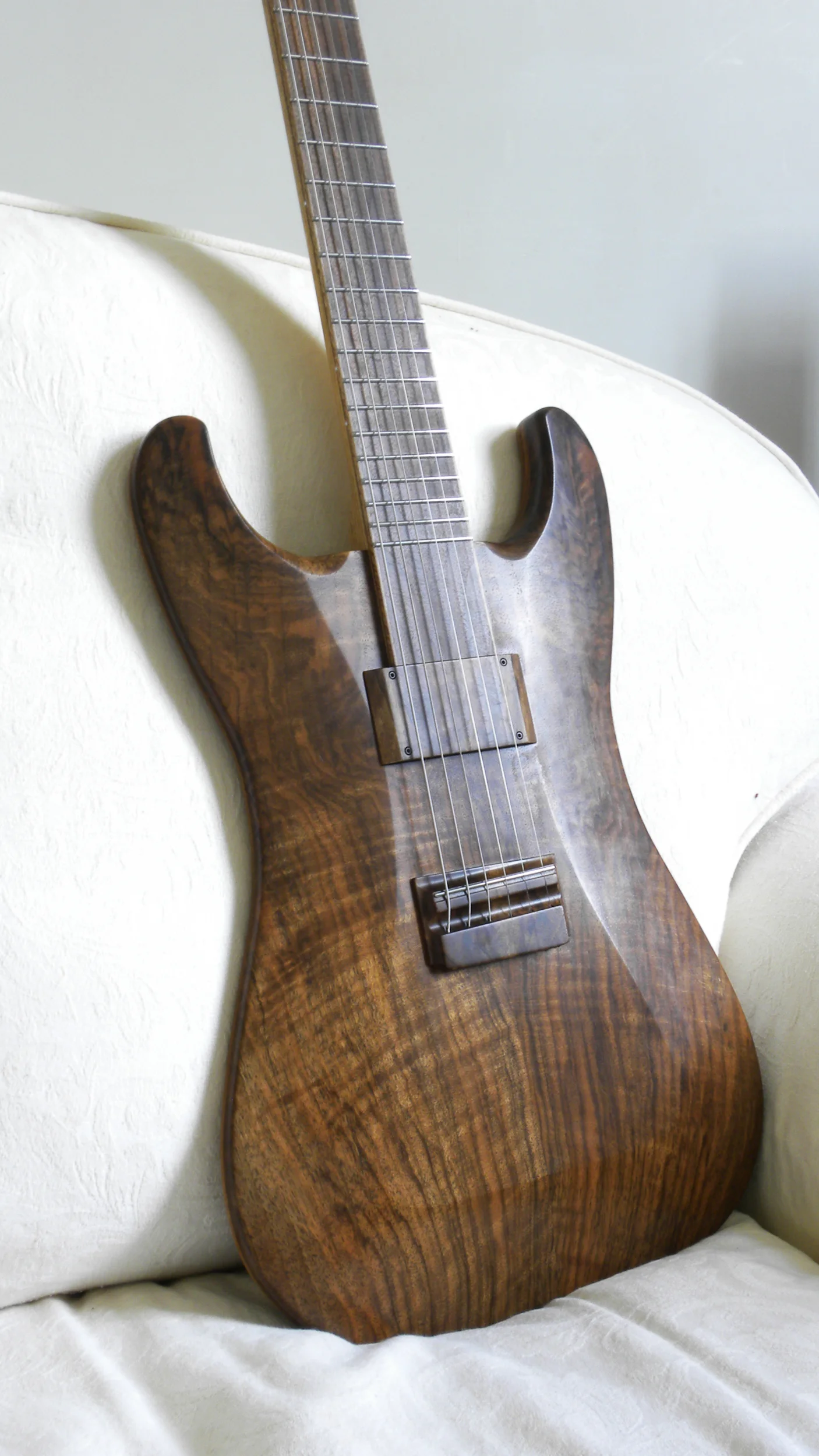 Halflight Guitars 'Naiad' English Walnut 2017  detail w.jpg