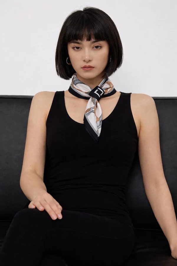 102LS-954-Elegant-portrait-with-a-stylish-scarf.jpg