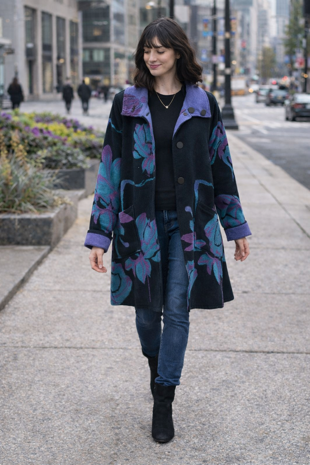 390-700PU Stylish stroll in the city.png