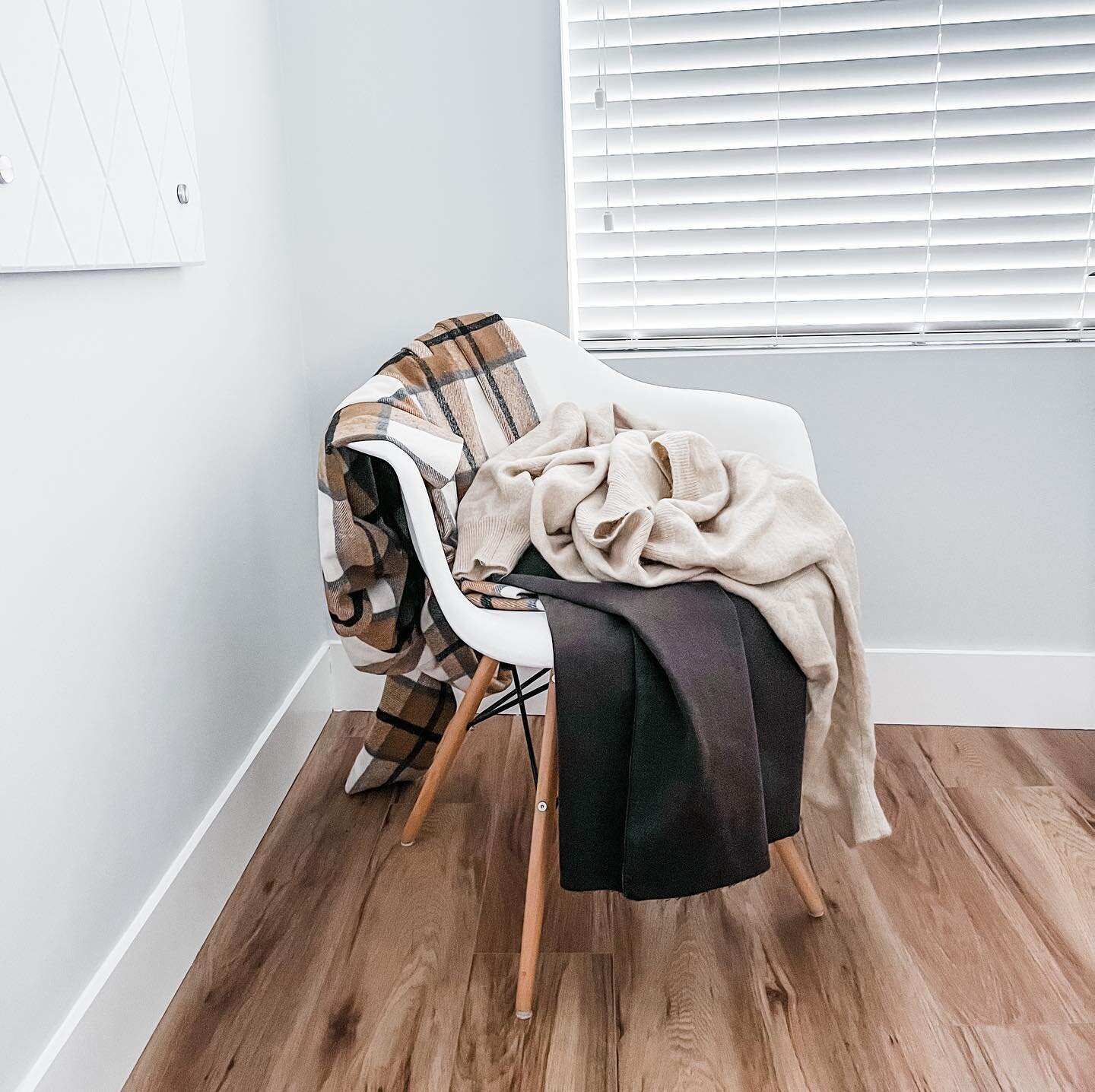 Fold or Toss? 👚 👔 

While there are different personality traits that may predispose some clients to neatly fold their clothes and some to toss their clothes, we like to think that the majority of our clients toss their cloths in an effort to get o