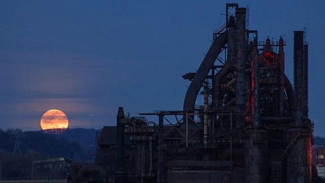 Success! Last night, Lydia mentioned that the full moon was gorgeous on her drive home. Since the moon was closer to 100% full tonight, I went out to the Fahy Bridge to capture it.

While I was out there I met Mo (@mo.etemad) who was also capturing i
