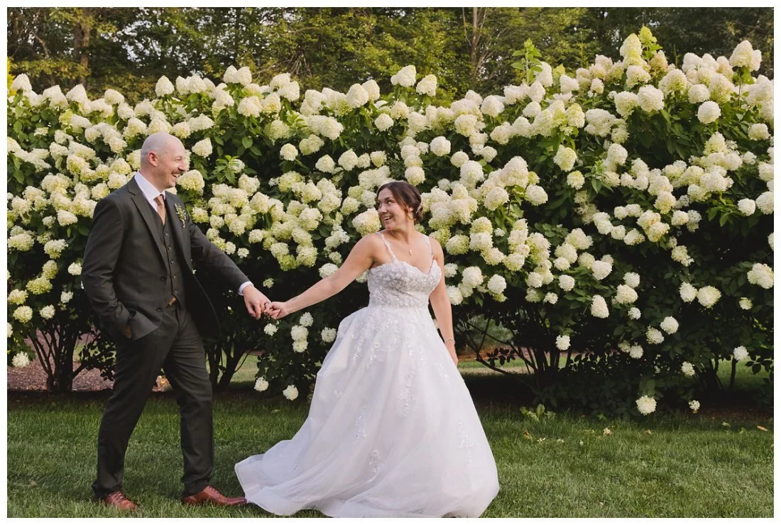 golden light cocktail hour photos at gardens at uncanoonuc