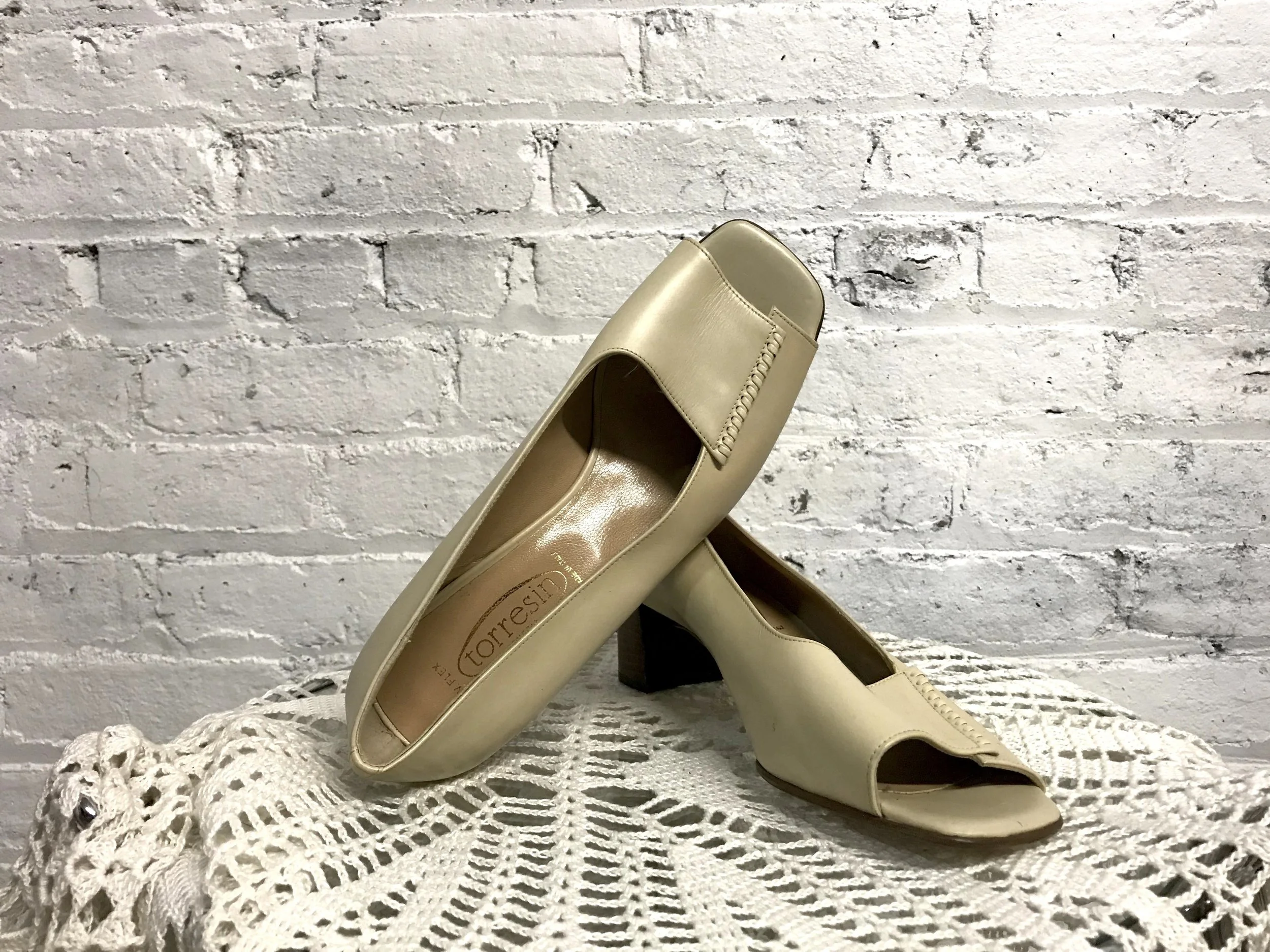 minimal shoes / cream leather block heel