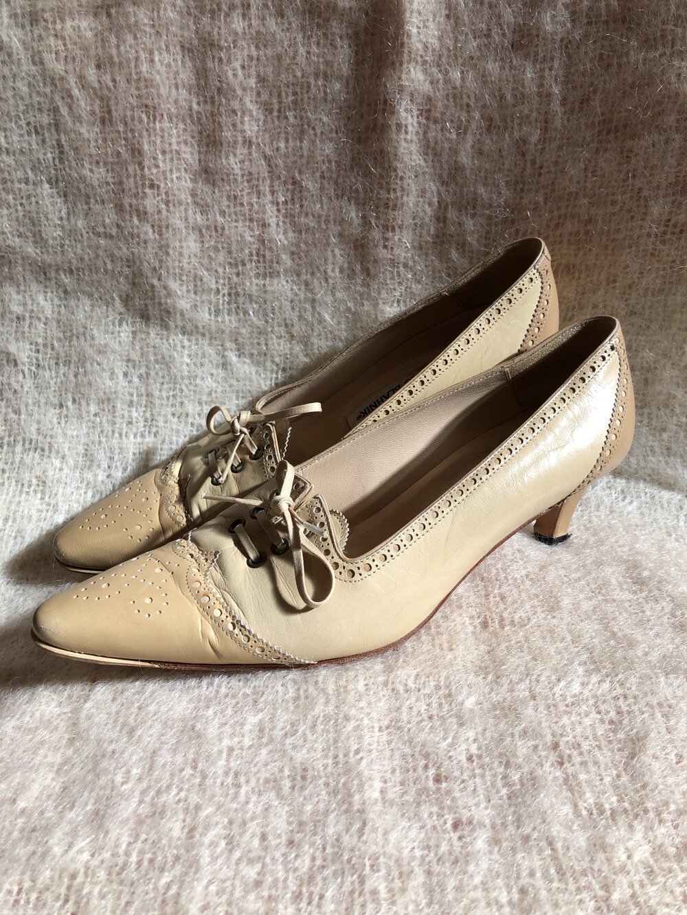 Manolo Blahniks / cream leather pointy toe kitten / Y2k toe brogue low heels — Dusty Rose Vintage