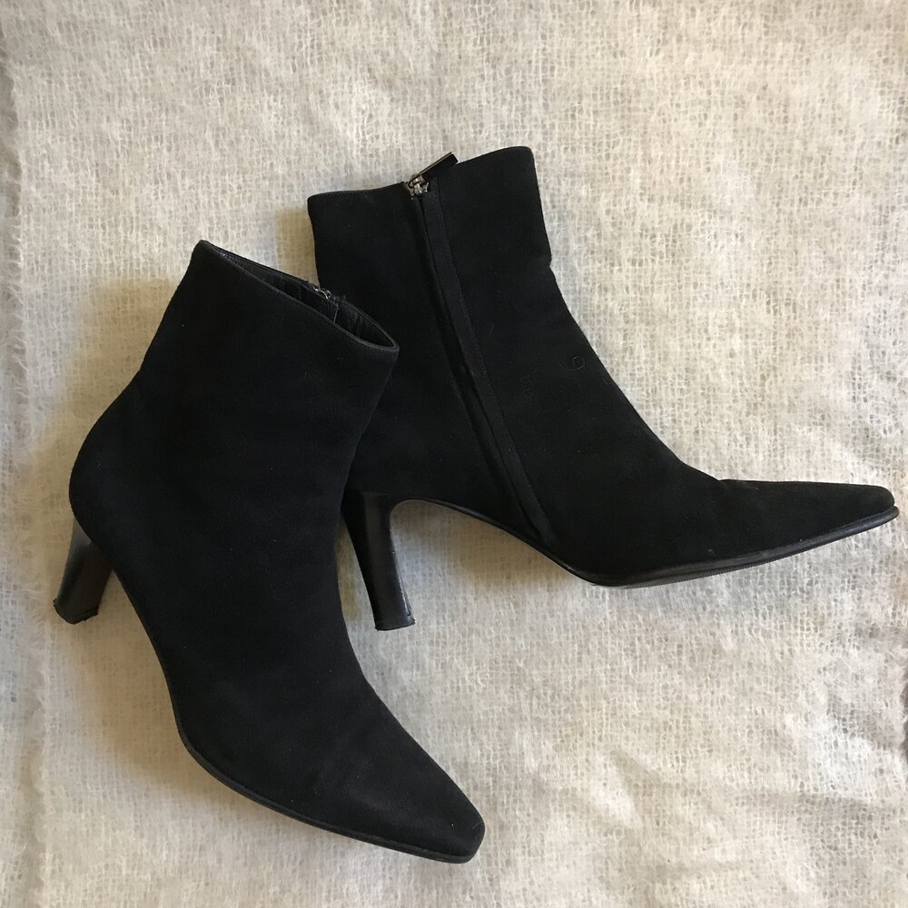 vintage chelsea / Galo black suede ankle boots / stiletto boots / pointy black booties — Dusty Rose Vintage