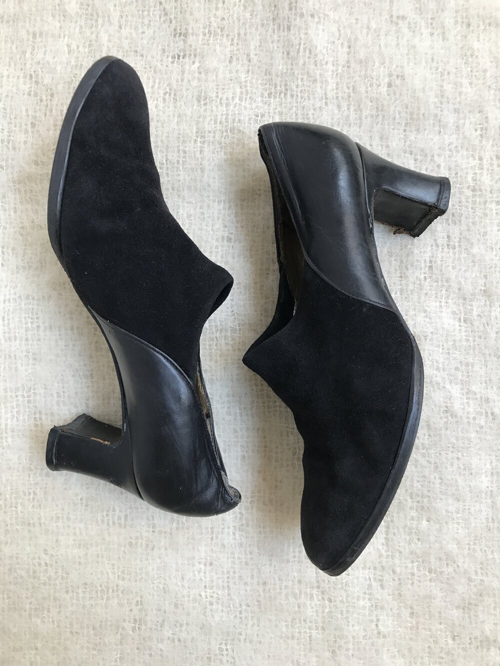 patroon Hechting Niet modieus vintage Stuart Weitzman for Russell and Bromley black suede and leather  shoes / 90s chunky heel shoes / 1990s minimalist shoes — Dusty Rose Vintage