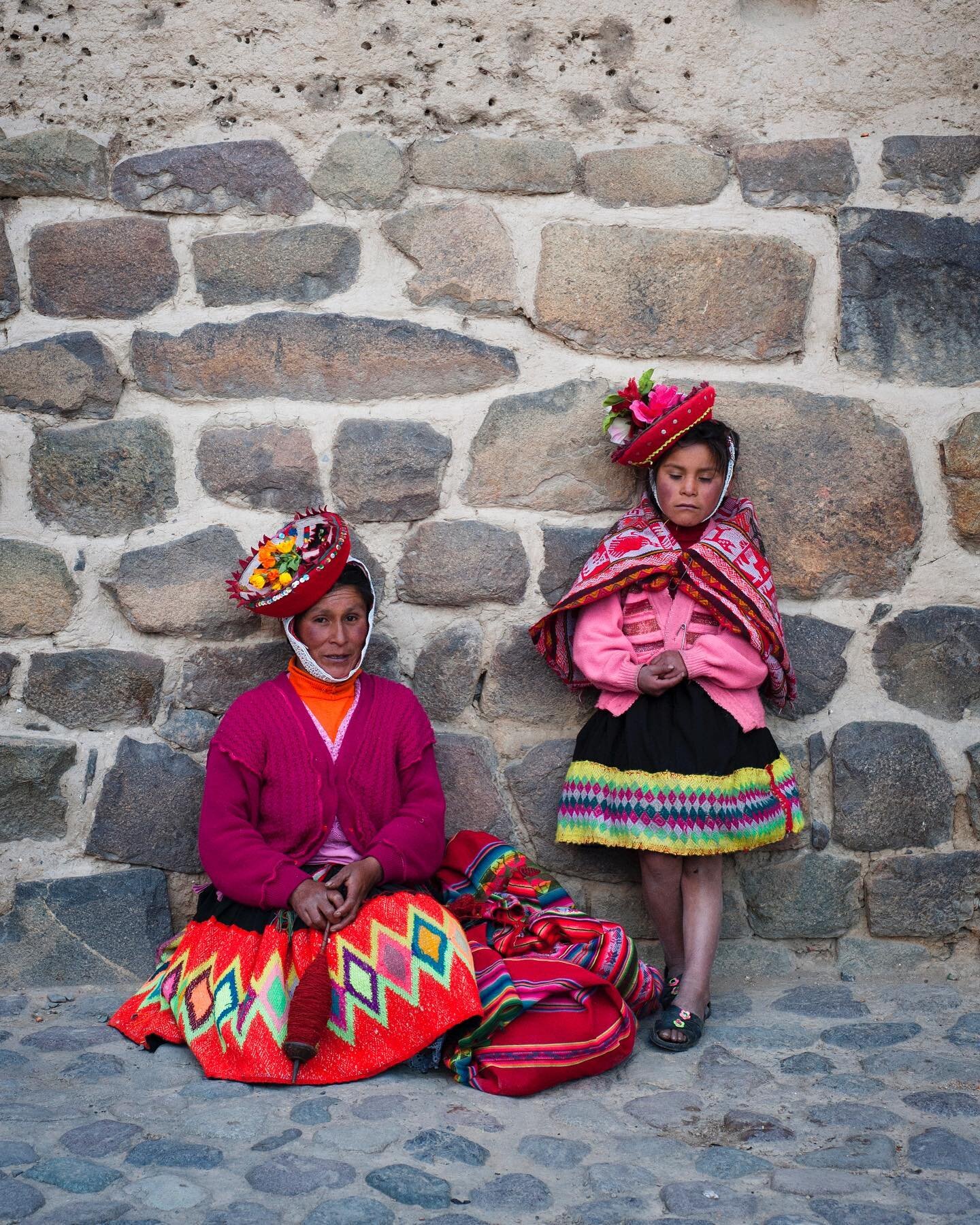 A portrait of a Peruvian woman and her daughter. In addition to their beautiful clothes, notice the layers of history behind them, the way the conquistadors slathered concrete on top of the Inca foundations.

#eastwinds #amwriting #amwritingmemoir 