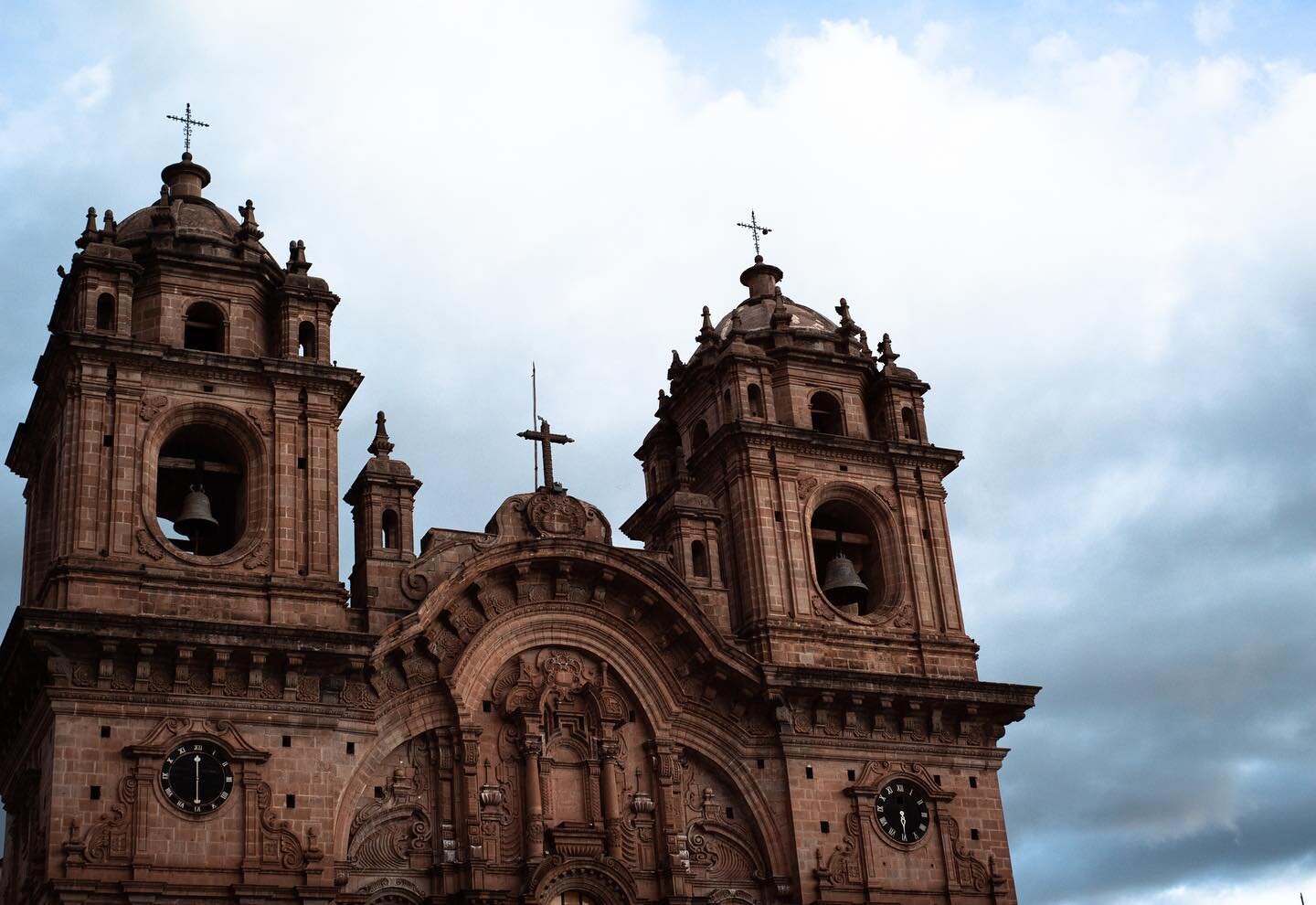 The architecture in Cusco changes colors depending on the lighting.

#eastwinds #cusco #peru #cathedral #amwriting #amwritingmemoir #memoir #travelphotography #travelgram #travelersnotebook