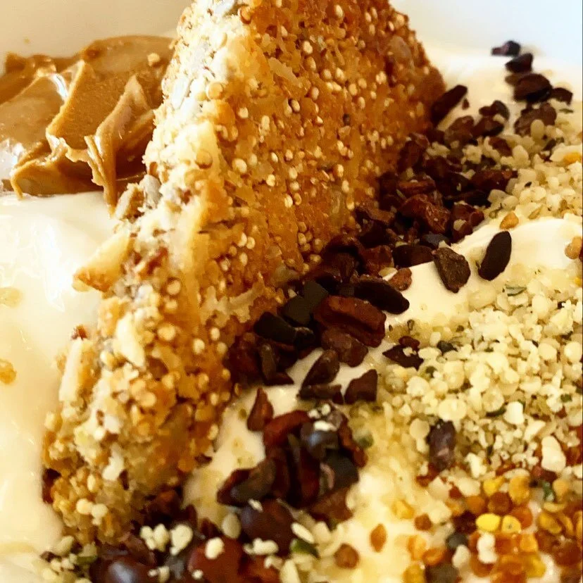 This superfoods yogurt bowl is 🔥: Greek yogurt, homemade seed bar, peanut butter, hemp seed, toasted cacao nibs, &amp; bee pollen. 👏🏽