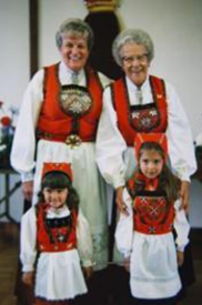  Alma Bockelie with her mother, Thora Aksdal and two of their descendants.