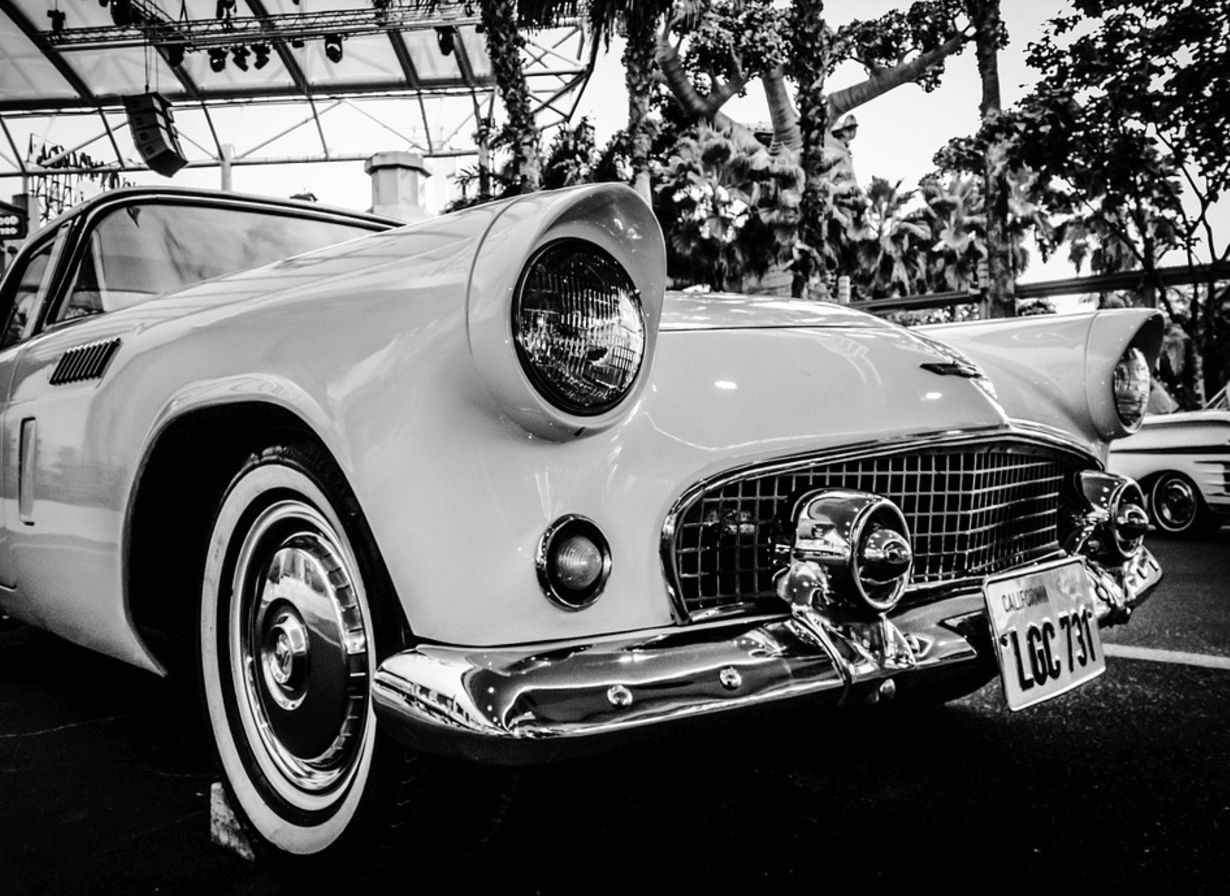Old white car.png