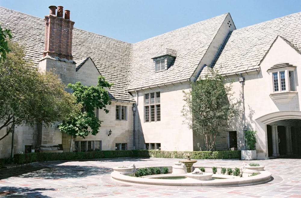 For those seeking a whiff of neoclassical regality, the kind you’ll need for a classical car photoshoot, LA’s Greystone Mansion and Gardens provides that and then some. This 1928 vintage edifice features 12 acres of breathtakingly stunning landscaping, stone paved sidewalks, conical roofs and everything else that reminds you of early 20th century America. Despite its expansive nature, there are no dull moments or places; each turn presents another set of intricately crafted buildings and lush green vegetation, It’s no wonder this place has played host to countless Hollywood blockbusters . Photo courtesy of RochelleCheever.com 