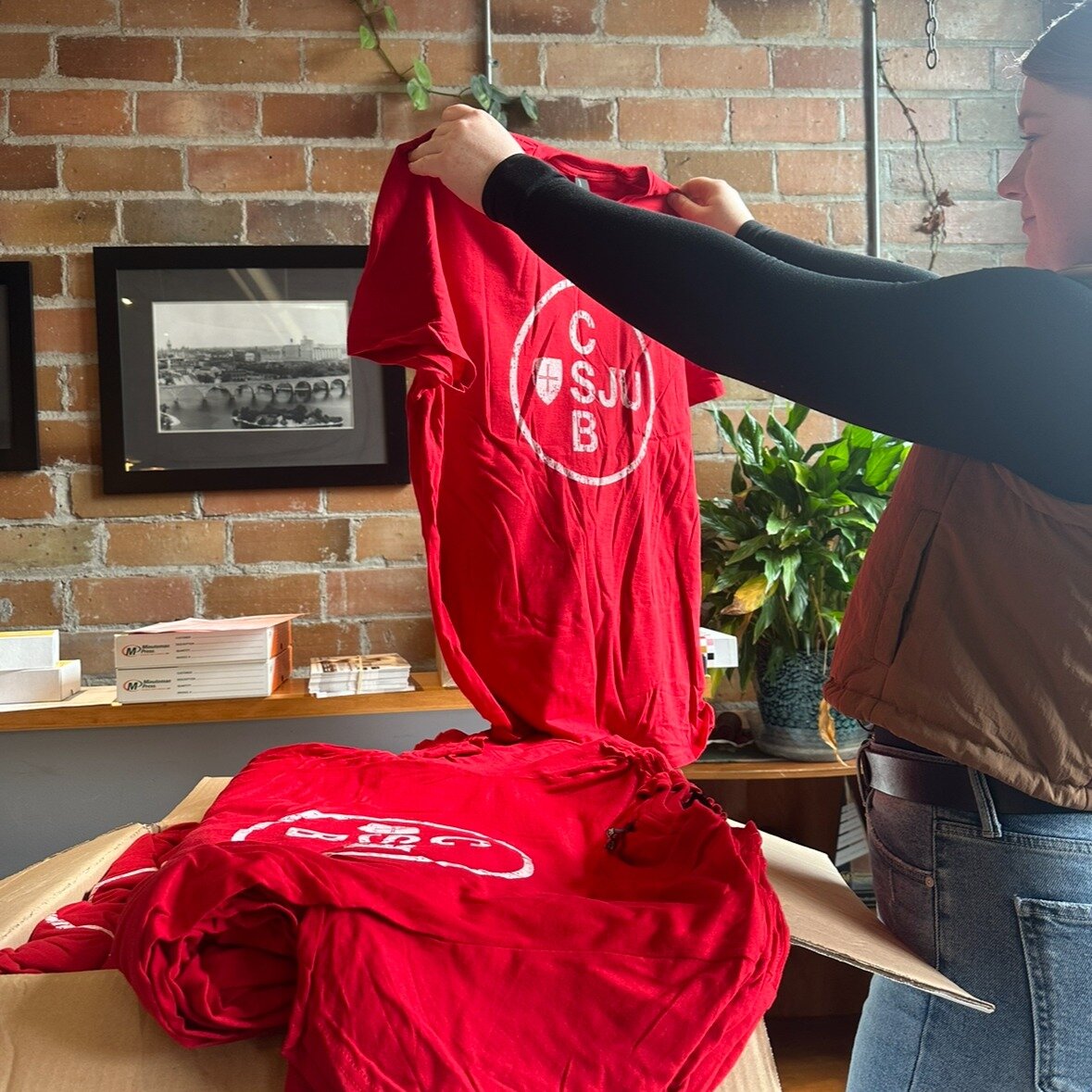 we're daydreaming about sun ☀️ and short sleeves as Kirsten wraps up this summer reunion t-shirt project for @csbsju 📚