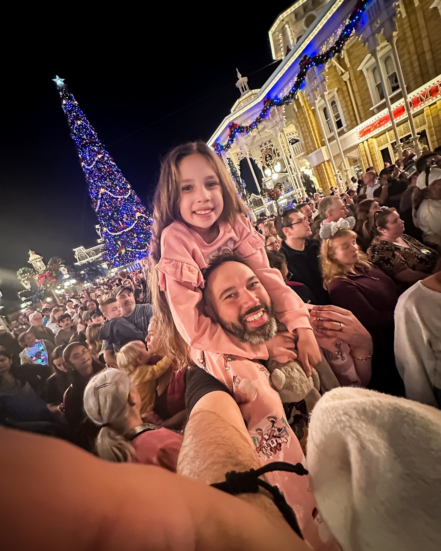 You ever go to Disney World around a holiday&hellip; 😳 Just Don&rsquo;t&hellip; unless it&rsquo;s FREEEEEE then you go and enjoy early park entry to extra magic hours and every moment in between&hellip; thanks Aunt Janet for more memories in our hea