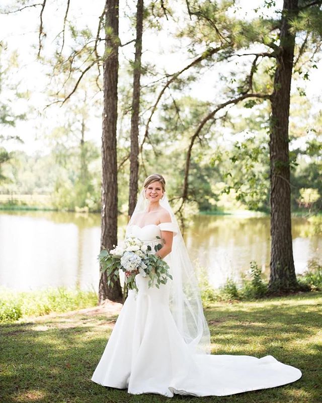 Aubrey you are so gorgeous and we cannot get over how amazing this picture is! Congratulations on your big day! 👰🏼💕😍
