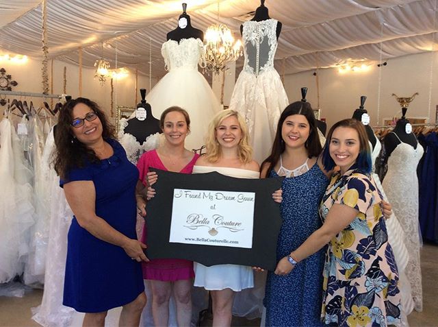 Rachel and her squad had a blast shopping for her dress! Such a fun group! Congrats Rachel! 😍🥂👰🏼