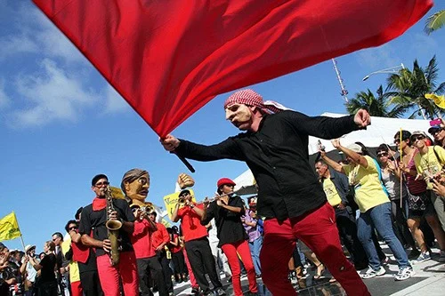 Papel Machete se ha caracterizado, desde su fundación, por el uso de títeres, máscaras y objetos para crear un teatro de educación popular y agitación en apoyo a las luchas obreras, estudiantiles y populares en Puerto Rico.