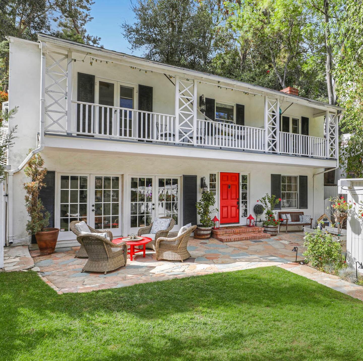 ✨:: New Listing :: ✨
A gorgeous 1936 Monterey Colonial in the Cahuenga Pass neighborhood of the Hollywood Hills. Large generous rooms. A gorgeous master bedroom with stone fireplace and additional den/office. Beautiful living room with built in bar a
