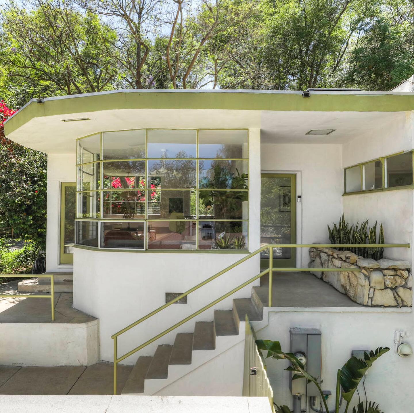 ✨:: New Listing :: ✨ 
So this is a very very special home and I&rsquo;m super excited to be the one representing this gorgeous property. A 1935 Streamline Moderne by William Kesling with an addition by Mills Studio in 2002. This home is so unique and