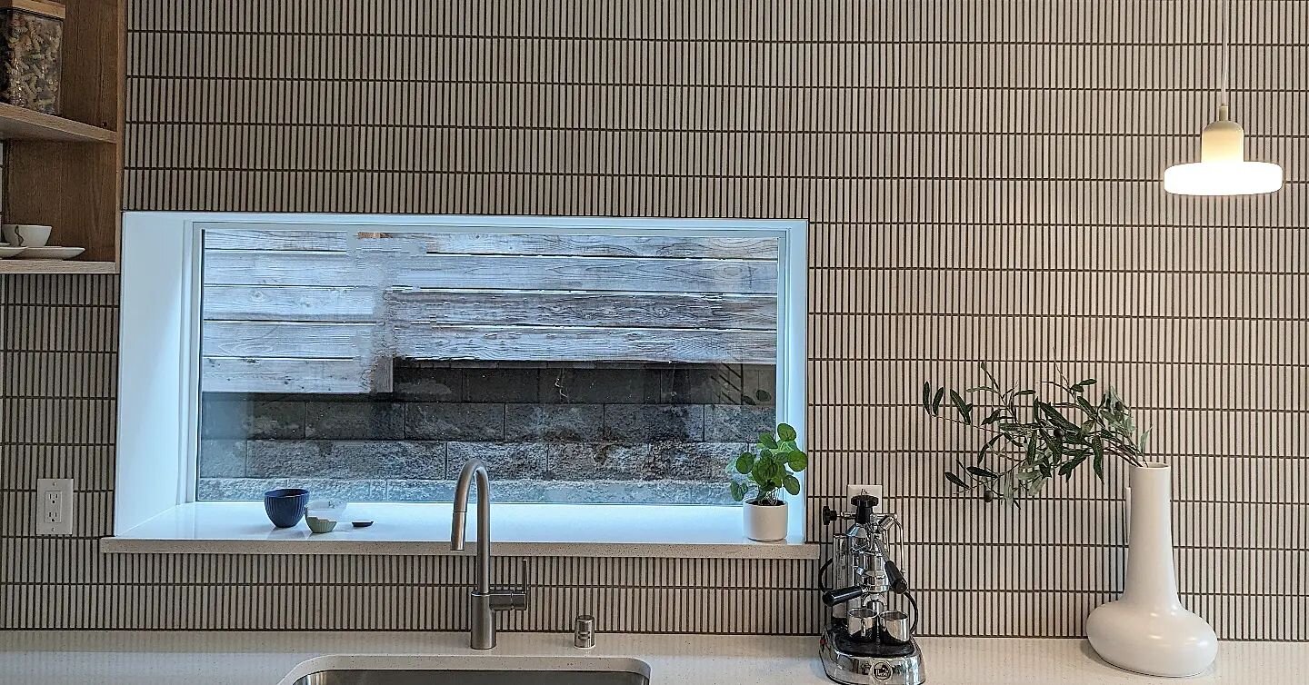 Our current single-family listing got a tile glow-up thanks to @annsacks_sea