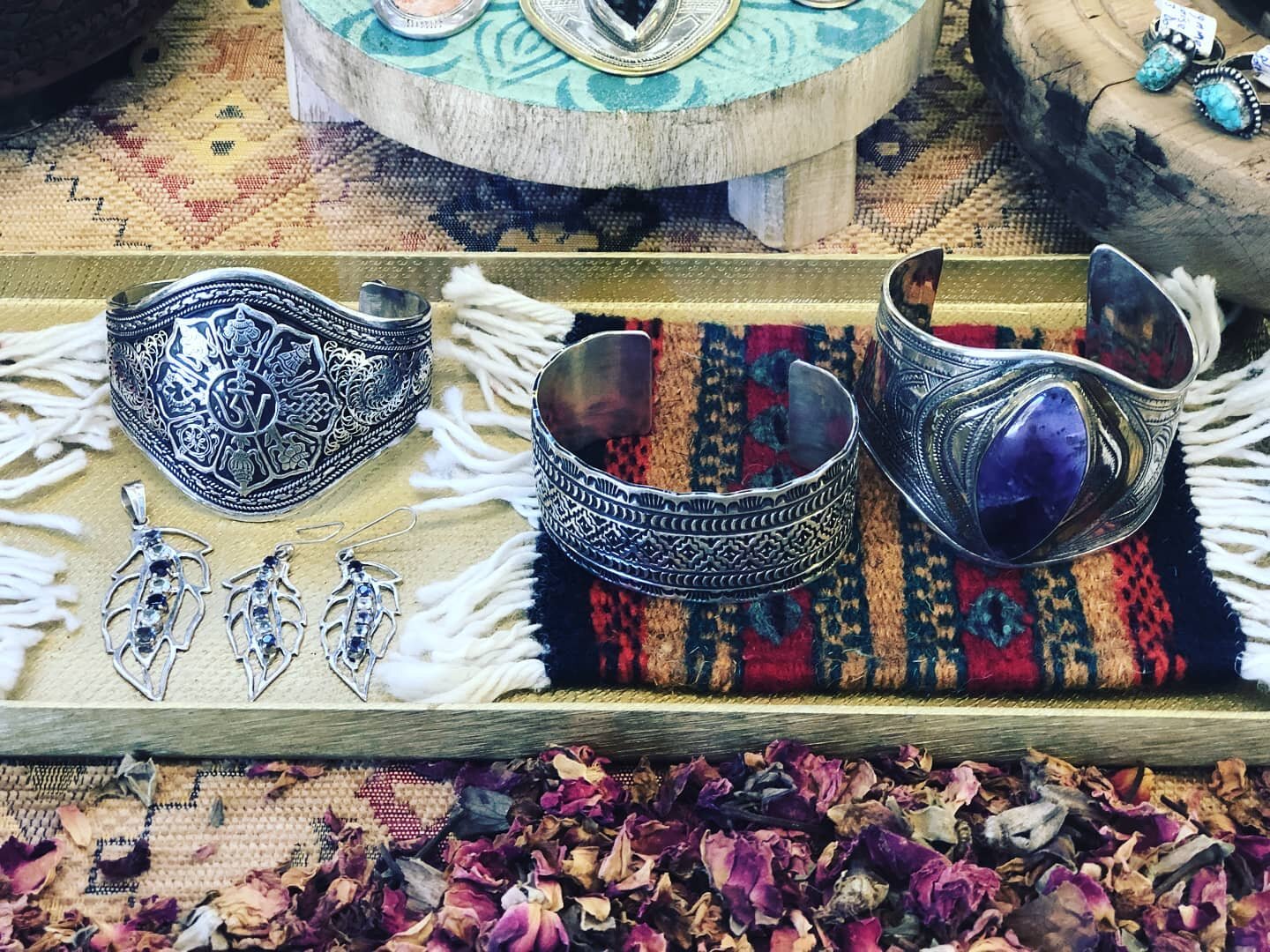 Pretty things ✨😍
.
.
.
#liveleafsd #carlsbad #sanmarcos #vista #oceanside #sandiego #encinitas #northcountysandiego #giftgiving #giving #gifts #shoplocal #shopsmall #smallbusiness #smallbusinesssupport #smallbusinesssaturday #crystalbracelets #cryst