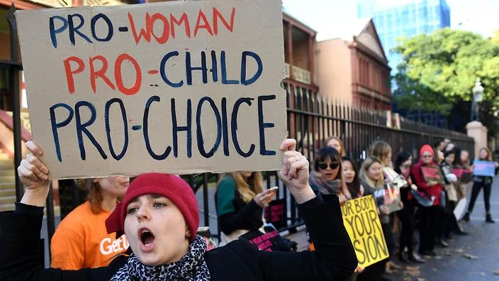 Protesters outside NSW State Parliament urging MPs to support the bill to decriminalise abortion. (AAP Image/Paul Miller)