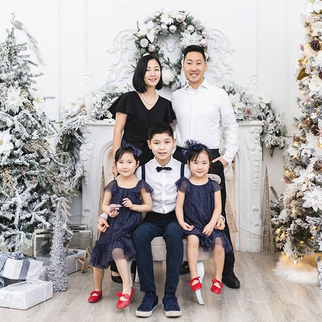 Happy Holidays from our family to yours!! 🎄
.
#holidayminisession #merrychristmas
.
.
.
.
.
.
#storiesbysong #mintroomstudios #happyholidays #holidaymini #tpphotooftheday #runwildmychild #torontofamilyphotographer #familyphotography #familyportraits