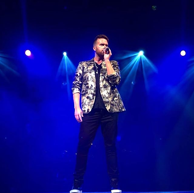 Enjoying the amazing audiences on @celebritycruises #celebritysolstice in Alaska... here&rsquo;s a snap of @drewpournelle on &ldquo;Chandelier&rdquo; featuring some wonderful lighting by James
.
.
.
.
.
#nyc3 #singing #nyc #manhattan #singinggroups #