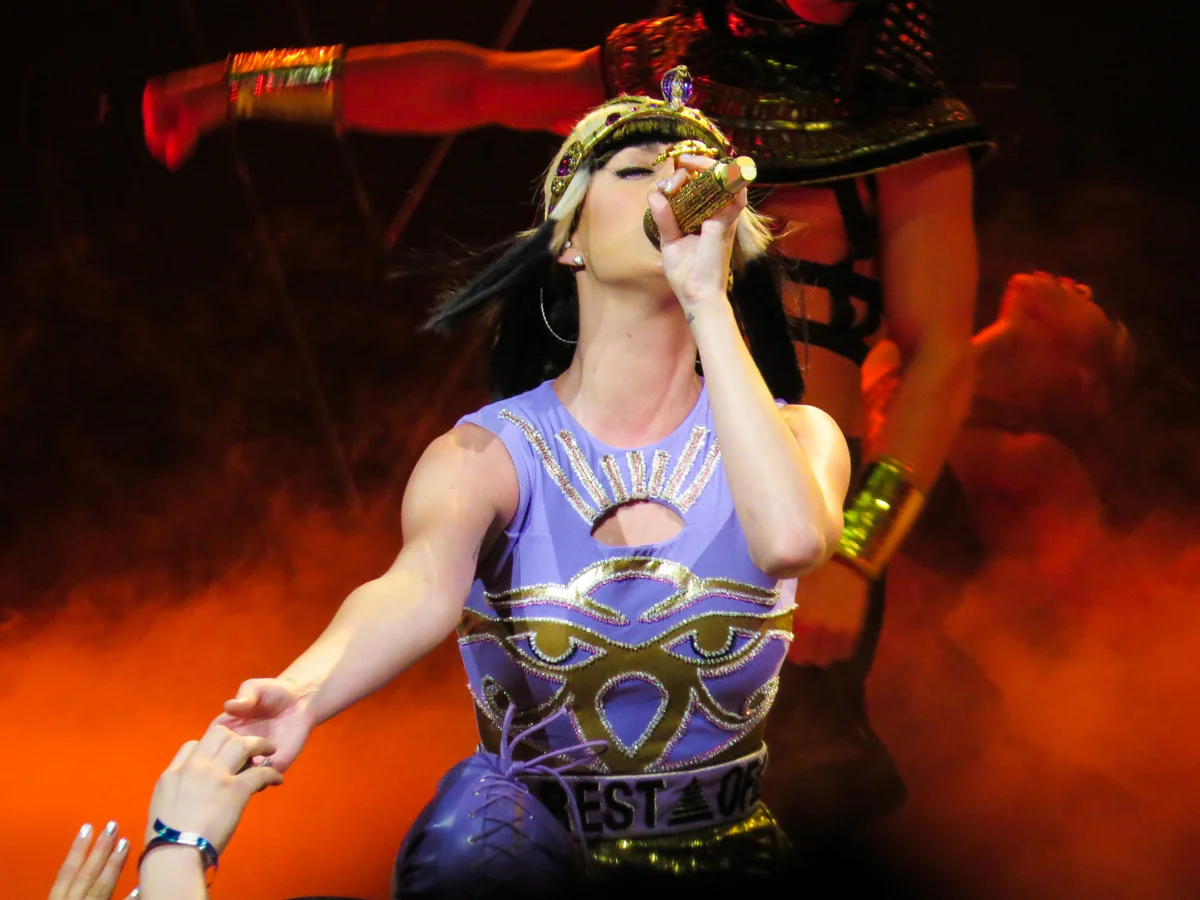 katyperry-prismatic-101014-004.jpg