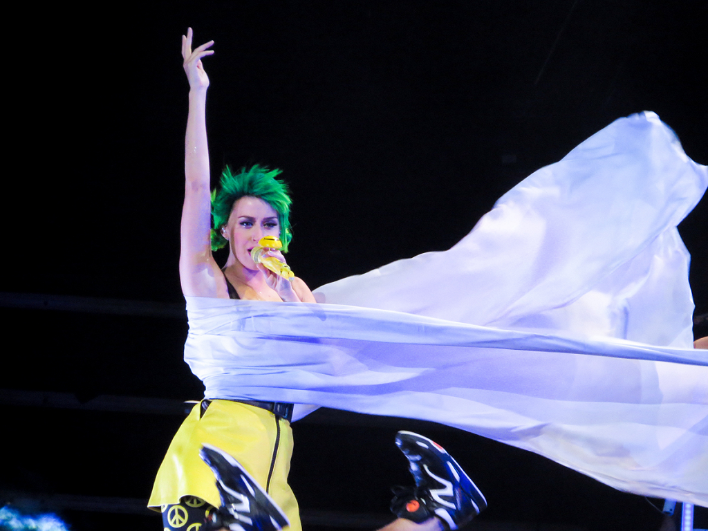 katyperry-prismatic-101014-003.png