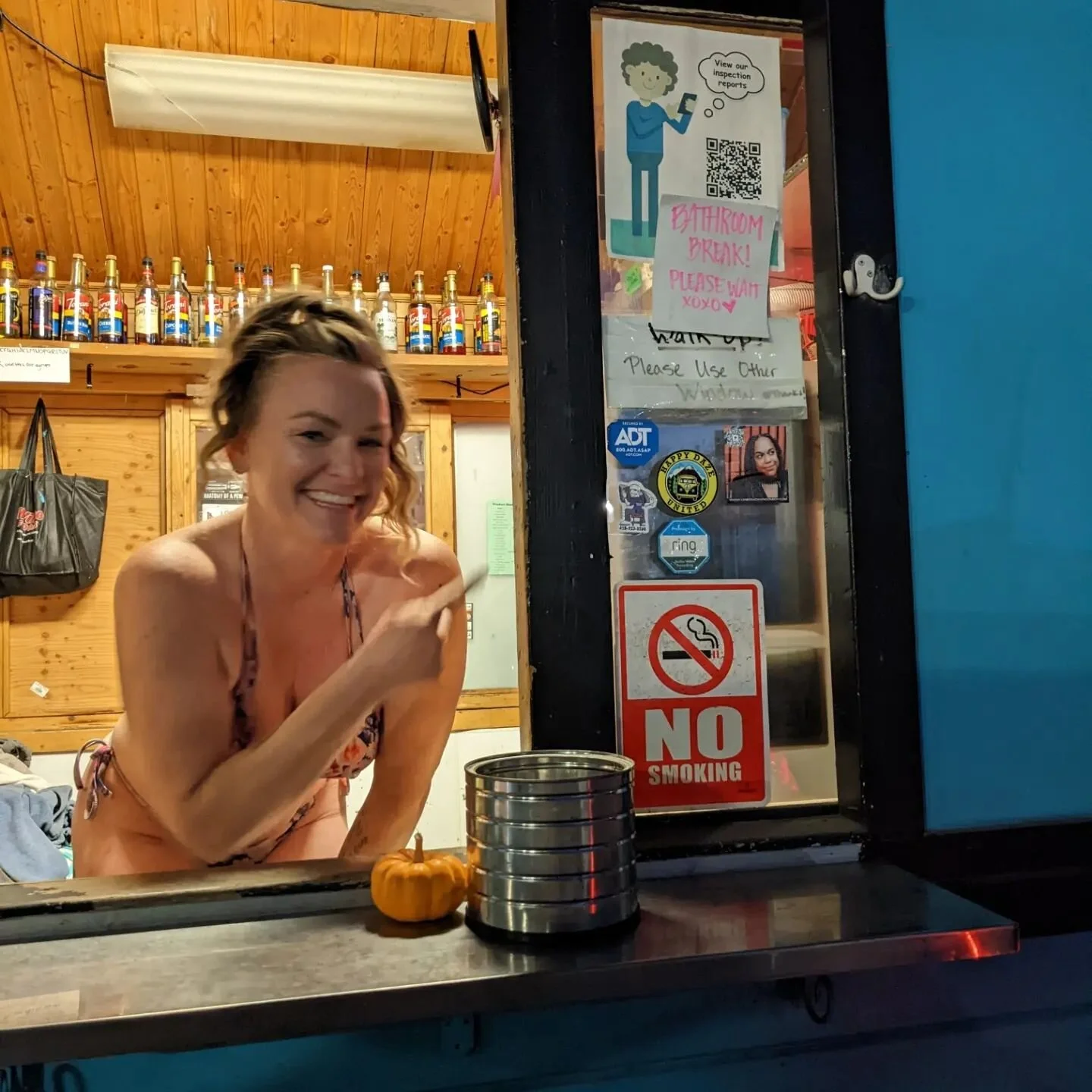 did our first bikini barista trips!! 👙☕❤️ @thecrave34 was so nice + put up @nessathedawn merch, so that'll def up her #s  #seattle #seattlelife #bikinibarista