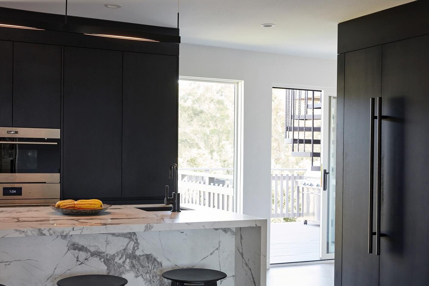 The tidiest black and white kitchen where every item and ingredient has a place and can be hidden away.
📷 @greggsegal 

See more of this kitchen renovation: #RiceCabinetKitchen

#BlueTruckStudio&nbsp;#ResidentialDesign&nbsp;#CaliforniaArchitect&nbsp
